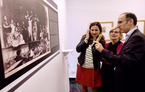 El comisario de la muestra del CDIS, Luis Méndez, señala una de las fotografías más representativas de Emilio Beauchy Cano, el Café Burrero.