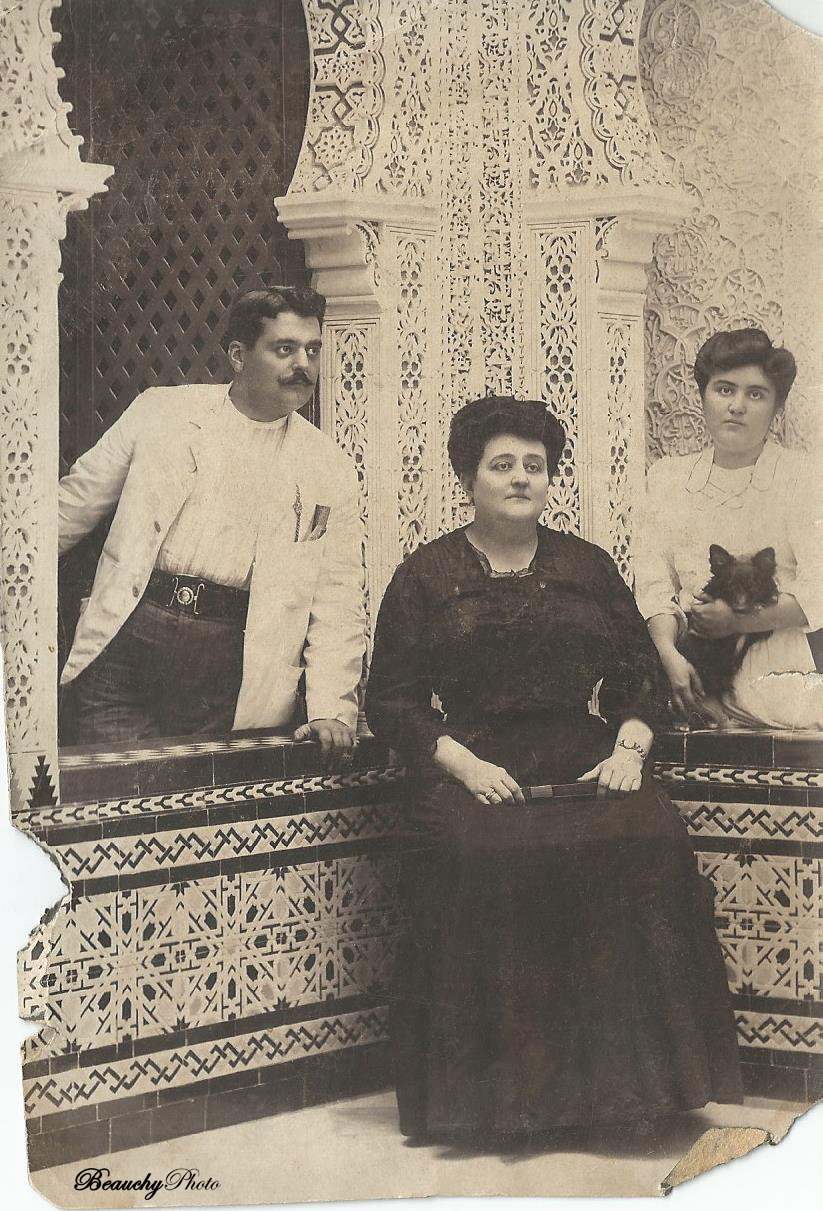 Julio Beauchy García, su mujer y su tía en eñ estudio de fotografíatiguas_postales_retratos