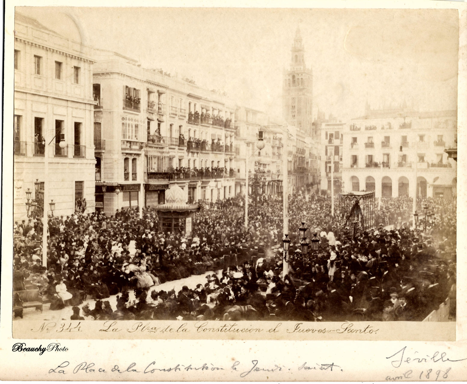 Jueves Santo en la Plaza de la Constitución de Sevilla
